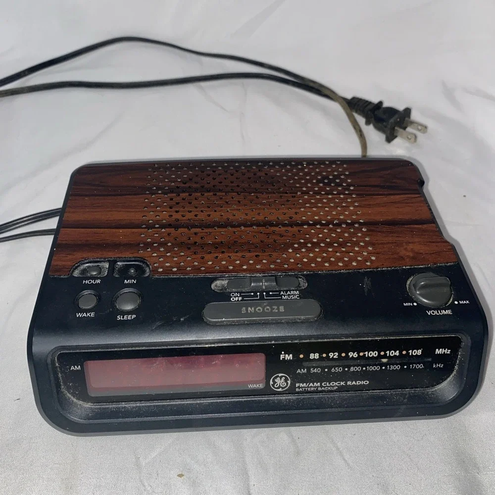 Vintage GE Digital Alarm Clock Radio AM/FM 7-4613A Woodgrain Please Read Descrip